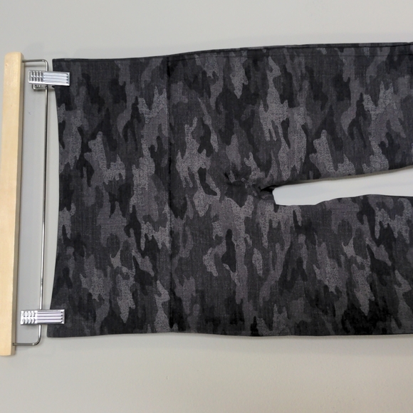 SPANX Women's Gray Camo Size Medium Look At Me Now Seamless Cropped Leggings EUC - Picture 4 of 8